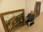 Jabier Gonzalez erakusketa muntatzen Zelai Arizti kultur etxeko aretoan