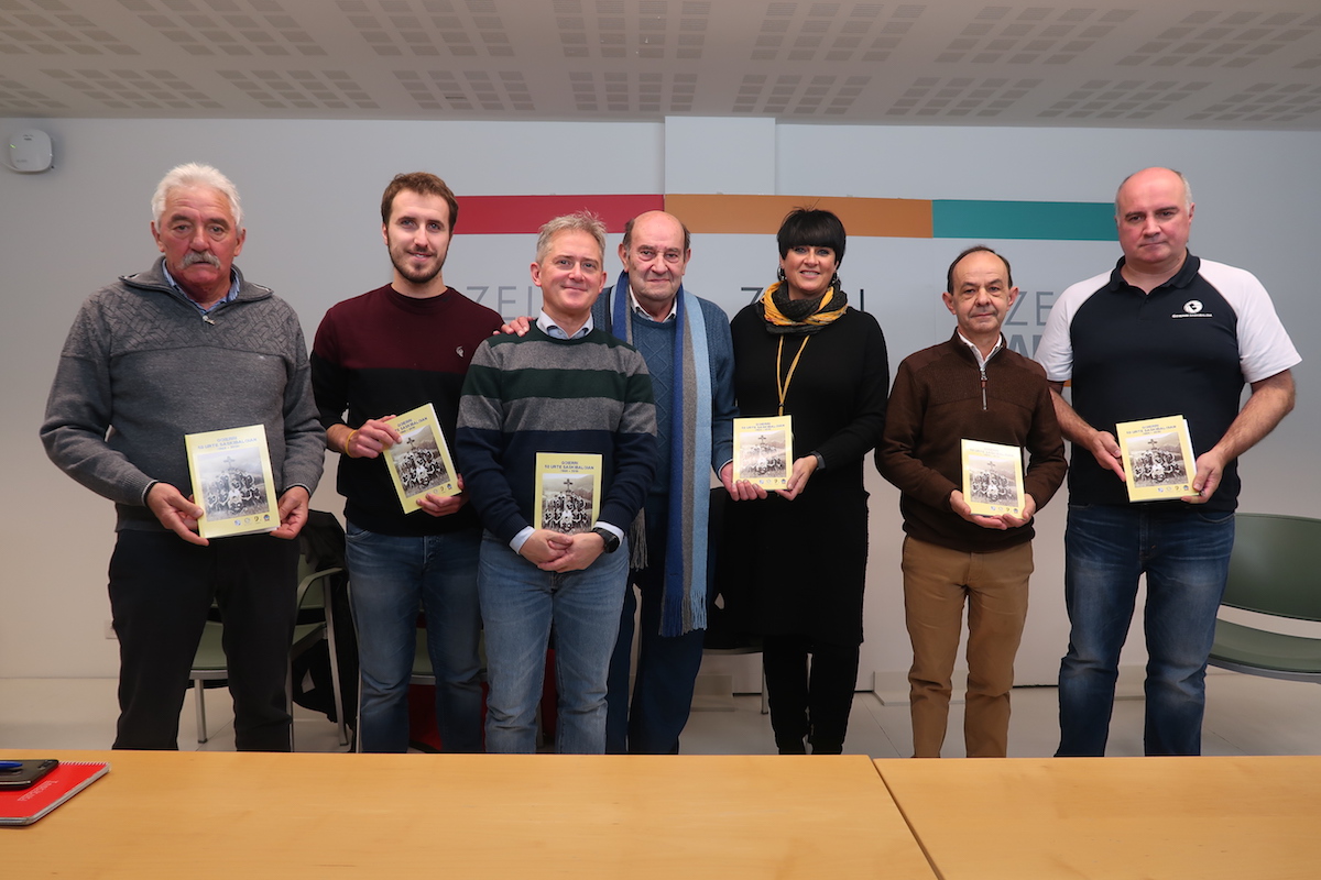 De Miguel, Garralda, Luqui, Esnal, Maiza, Garcia de Andoin eta Agirre, gaur, Zelai Ariztin, liburuaren aurkezpenean. Arg.: I. Gurrutxaga